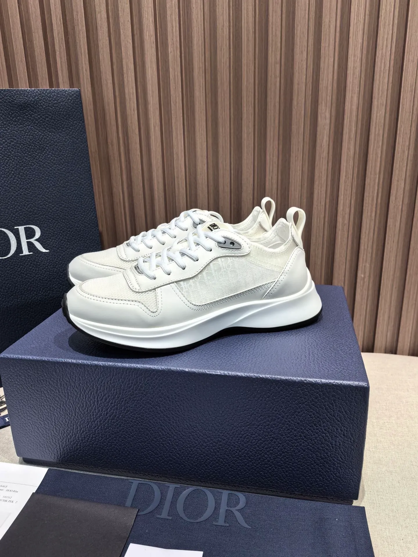 Factory price: 440💰 🔍Top purchasing agent🇮🇹 Dior's super-popular sports shoes, popular for street men, are synchronized with the new product counters. The uppers are made of Italian original imported cowhide and matched with D's customized fabrics. It is a must-have for fashionistas. The complex craftsmanship is perfectly reproduced. Imported soft cowhide foot pads, soles: original soles specially provided by the original factory, exclusive movable molded soles are super comfortable, original factory follow-up goods, 🔍🔍high quality, you can enter and exit the counter at will, welcome to compare, code number 38-45 (46 can be customized and cannot be returned or exchanged)